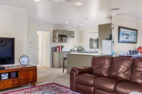 Photo of property in 11 Killygordon Place, Massey, Auckland, 0614