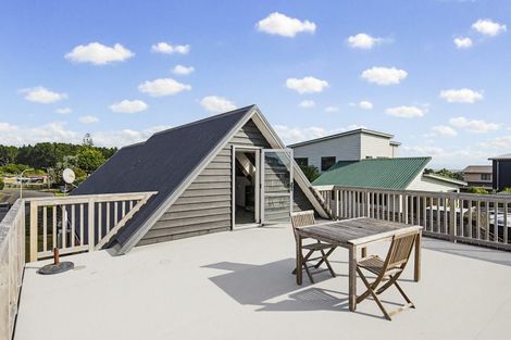 Photo of property in 10 Arataki Grove, Waitarere Beach, Levin, 5510
