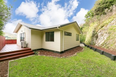 Photo of property in 5a Bishops Glen, Tawa, Wellington, 5028