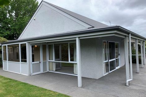 Photo of property in 11 Memorial Avenue, Ilam, Christchurch, 8053