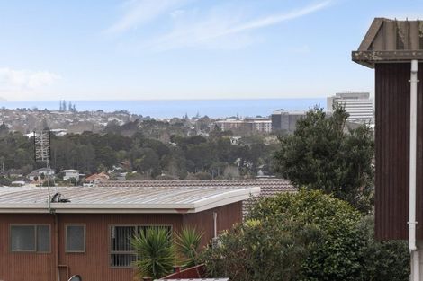 Photo of property in 2/37 Shanaway Rise, Hillcrest, Auckland, 0627