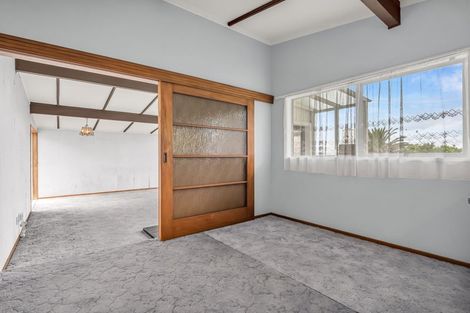 Photo of property in 28 Eyre Street, Henderson, Auckland, 0612
