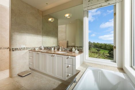 Photo of property in 38 Kaipara View Road, Helensville, 0875