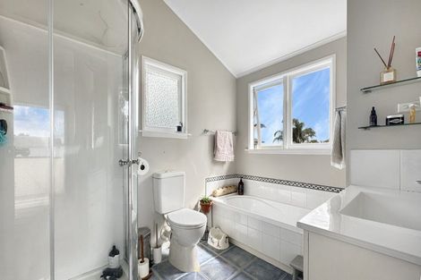 Photo of property in 11 Holgate Avenue, Herald Island, Auckland, 0618