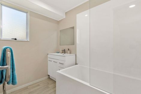Photo of property in 24 Halloran Place, Massey, Auckland, 0614