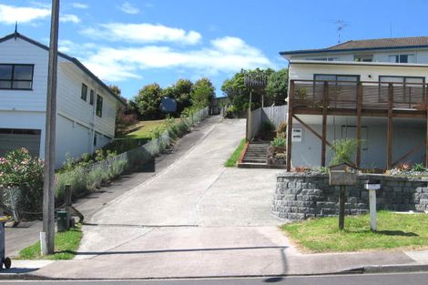 Photo of property in 2/59 Santiago Crescent, Unsworth Heights, Auckland, 0632