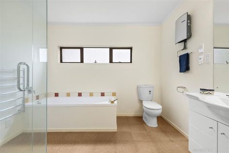 Photo of property in 16 Garden Road, Northland, Wellington, 6012