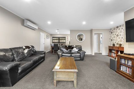 Photo of property in 13 Kurnell Drive, Botany Downs, Auckland, 2010