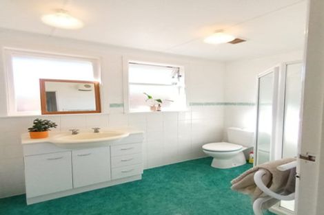 Photo of property in 1 Hughan Place, Carterton, 5713