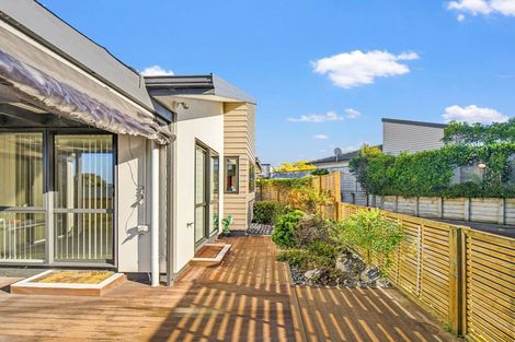 Photo of property in Caversham Park, 2/18 Caversham Road, Westmere, Whanganui, 4501