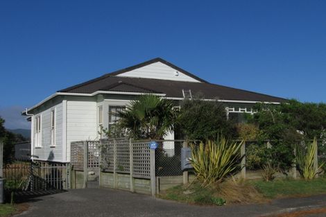 Photo of property in 19 Freyberg Crescent, Waikanae Beach, Waikanae, 5036