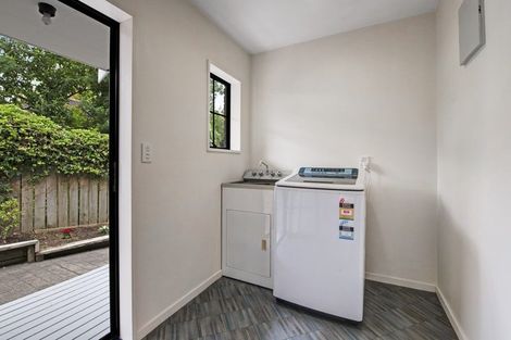 Photo of property in 9 St Lucia Place, Unsworth Heights, Auckland, 0632