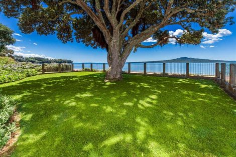 Photo of property in 30 Oxford Terrace, Coromandel, 3506