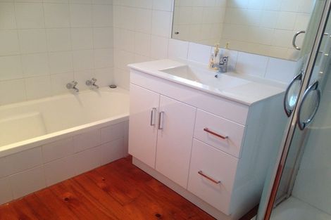 Photo of property in 323 Pakuranga Road, Pakuranga Heights, Auckland, 2010