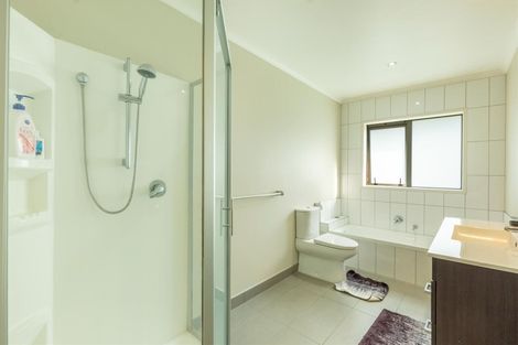 Photo of property in 16 Mcwhirters Farm Lane, Massey, Auckland, 0614