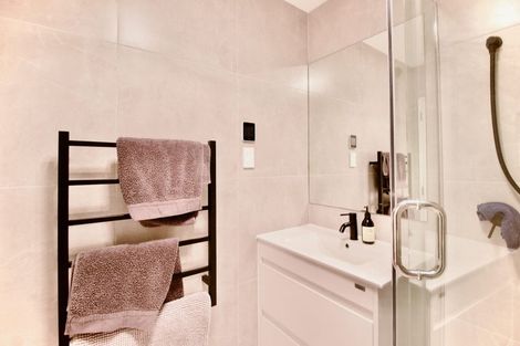 Photo of property in 5/1a Royal View Road, Te Atatu South, Auckland, 0610