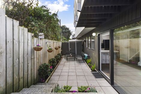 Photo of property in 1/163 Queens Drive, Lyall Bay, Wellington, 6022