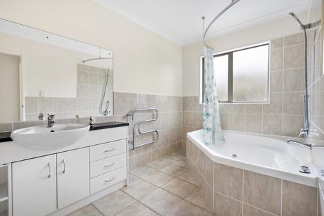 Photo of property in 46 Bronzewing Terrace, Unsworth Heights, Auckland, 0632