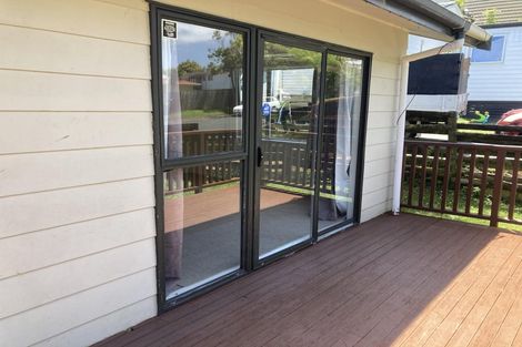 Photo of property in 102 Kemp Road, Massey, Auckland, 0614