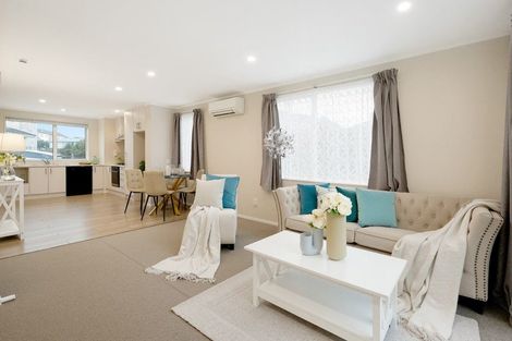 Photo of property in 11 Manatu Lane, Kelston, Auckland, 0602