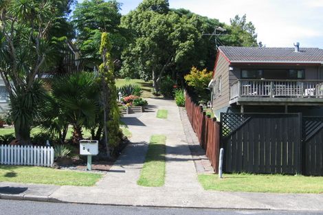 Photo of property in 1/5 Oldham Place, Browns Bay, Auckland, 0630