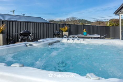 Photo of property in 2 Chalfont Road, Silverstream, Upper Hutt, 5019