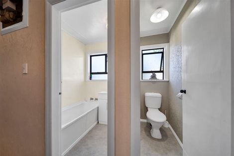 Photo of property in 1 Robbins Crescent, Hawera, 4610