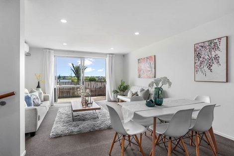 Photo of property in 8/6 Islington Avenue, New Lynn, Auckland, 0600