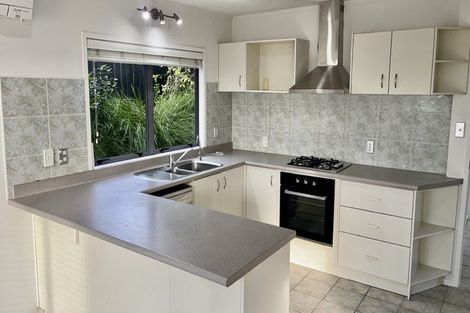 Photo of property in 2/90 Pupuke Road, Hillcrest, Auckland, 0627