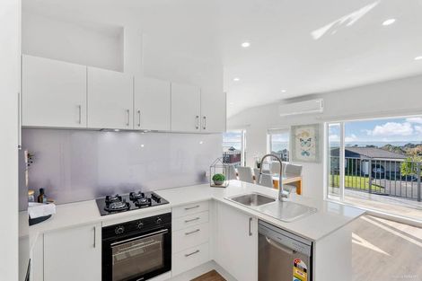 Photo of property in 16 Paisley Street, Mellons Bay, Auckland, 2014