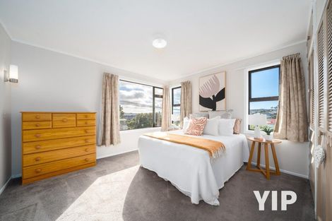 Photo of property in 2 Griffiths Grove, Newlands, Wellington, 6037