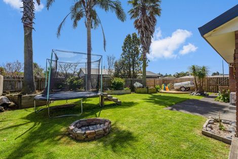 Photo of property in 16 O'sullivan Place, Waiuku, 2123