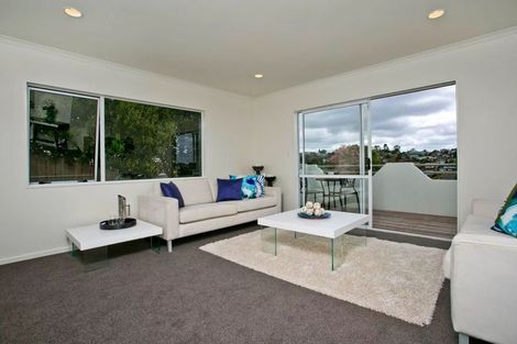 Photo of property in 3/8a Target Road, Totara Vale, Auckland, 0629