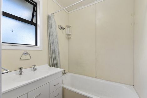 Photo of property in 24 School Road, Te Atatu South, Auckland, 0610