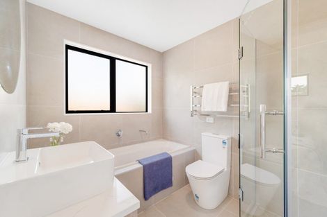 Photo of property in 140b Edgewater Drive, Pakuranga, Auckland, 2010