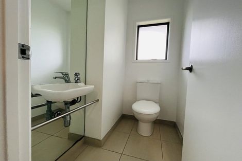 Photo of property in 5 Anchor Place, Beach Haven, Auckland, 0626