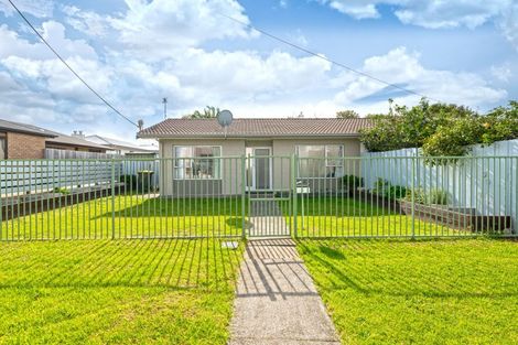 Photo of property in 3/1 Tawa Road, Te Atatu Peninsula, Auckland, 0610