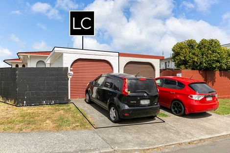 Photo of property in 40a Somes Crescent, Newlands, Wellington, 6037