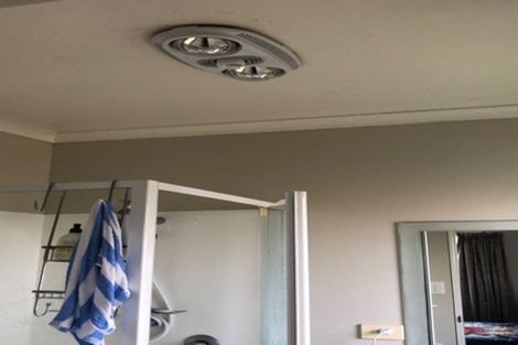 Photo of property in 1 Rixon Place, Te Atatu Peninsula, Auckland, 0610