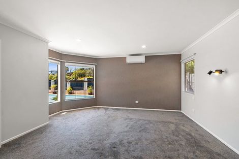 Photo of property in 11 Shelter Grove, Frankleigh Park, New Plymouth, 4310