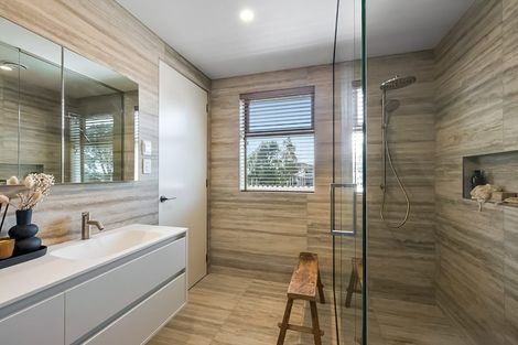 Photo of property in Mangorei Road, Strandon, 4312