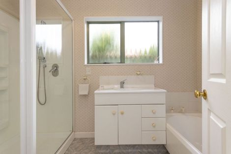 Photo of property in 2 The Glen, Hokowhitu, Palmerston North, 4410