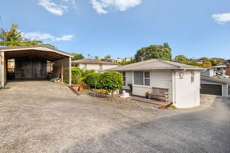 Photo of property in 18 Selwyn Crescent, Forrest Hill, Auckland, 0620