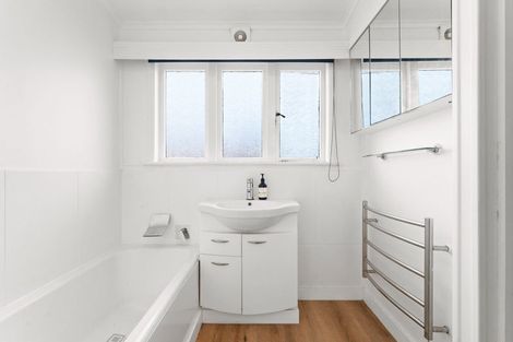 Photo of property in 6 Merville Avenue, Te Atatu South, Auckland, 0610