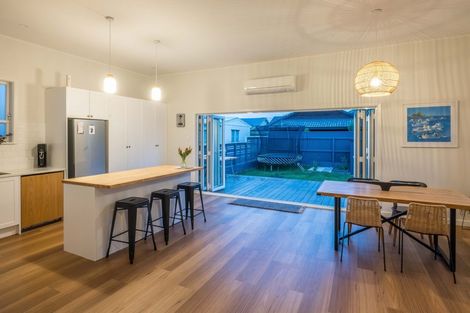 Photo of property in 52 Endeavour Street, Lyall Bay, Wellington, 6022