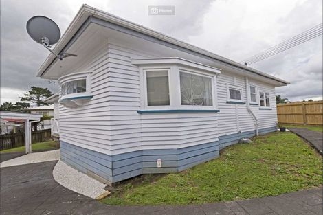 Photo of property in 23 Luckens Road, West Harbour, Auckland, 0618