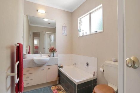 Photo of property in 1 Stolford Crescent, New Lynn, Auckland, 0600
