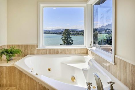 Photo of property in 2 Seaview Road, Paremata, Porirua, 5024