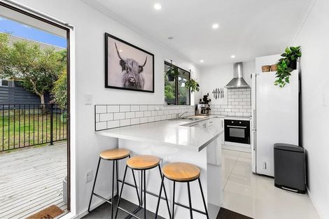 Photo of property in 27 Akaroa Drive, Maupuia, Wellington, 6022