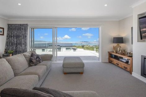 Photo of property in 30 Grumman Lane, Newlands, Wellington, 6037